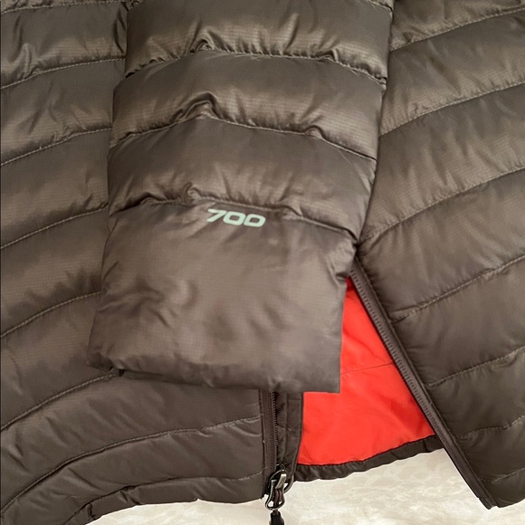 The North Face Women's Puffer Jacket - Olive and Orange - Picture 6 of 6